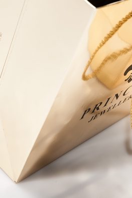 Бумажный пакет Princess Jewellery на металлизированной бумаге с золотыми веревочными ручками