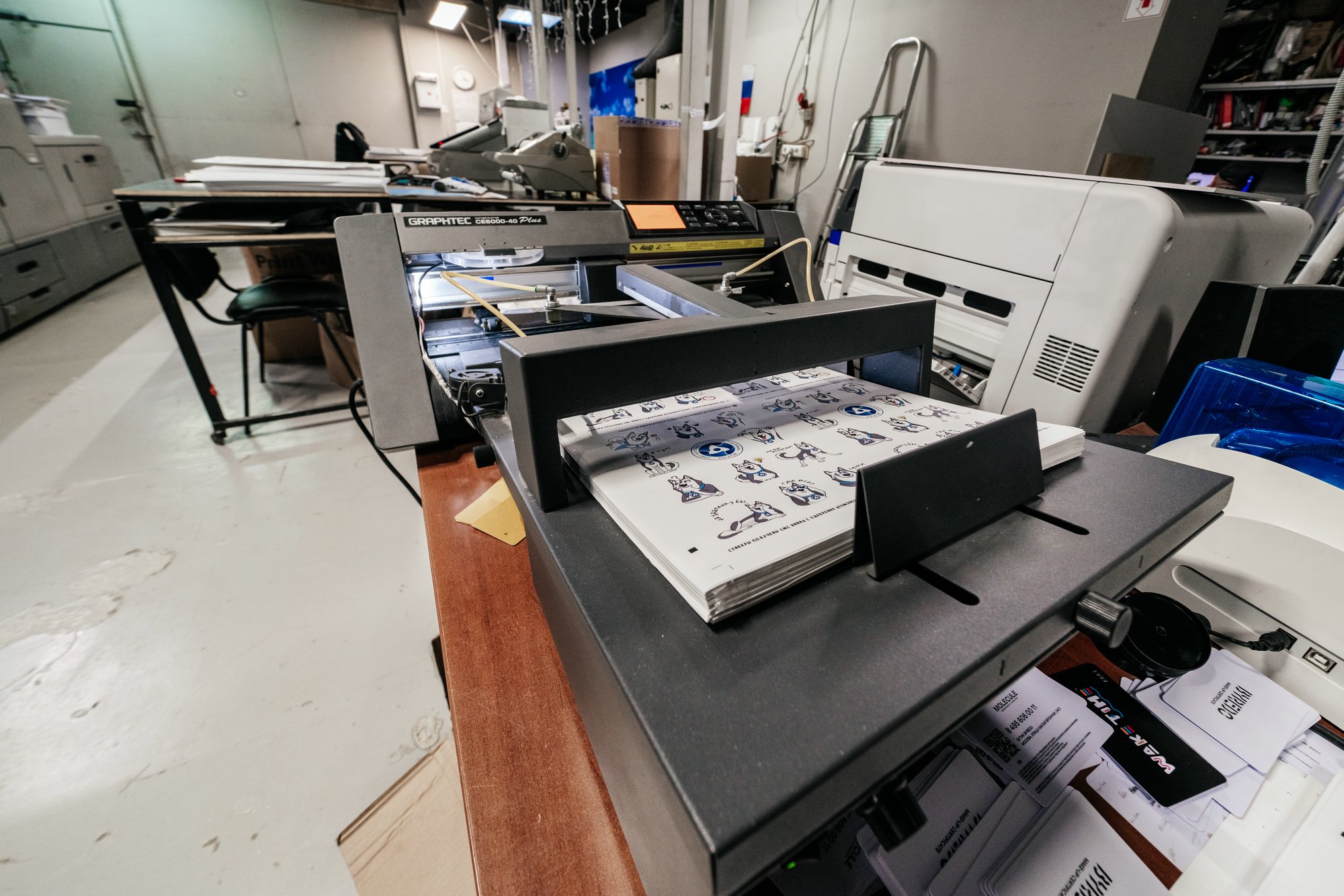 Изображение оборудования: Режущий плоттер Graphtec CE7000-40 и автоподатчик F-Mark Feeder