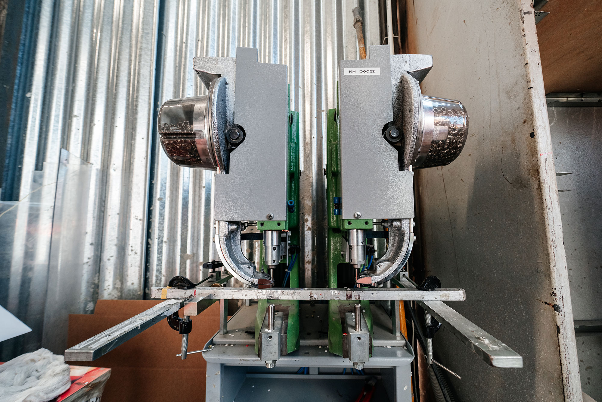 Изображение оборудования: Двухголовочная полуавтоматическая машина Установки колечек Пикколо