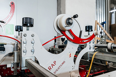 Фото 1 оборудования 'Автоматическая машина приклейки Скотча (Италия)'