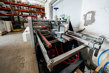 Фото 5 оборудования 'Автоматическая машина приклейки Скотча (Италия)'