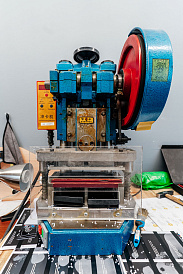 Фото 2 оборудования 'Вырубщик пластиковых карт Vektor BW200B'