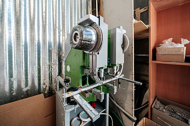 Фото 4 оборудования 'Двухголовочная полуавтоматическая машина Установки колечек Пикколо'