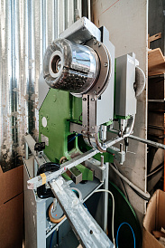 Фото 3 оборудования 'Двухголовочная полуавтоматическая машина Установки колечек Пикколо'