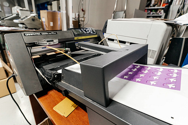 Фото 5 оборудования 'Режущий плоттер Graphtec CE7000-40 и автоподатчик F-Mark Feeder'