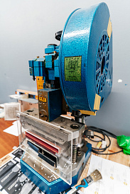 Фото 3 оборудования 'Вырубщик пластиковых карт Vektor BW200B'