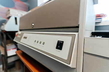 Фото 2 оборудования 'Эмбоссер Datacard 450'