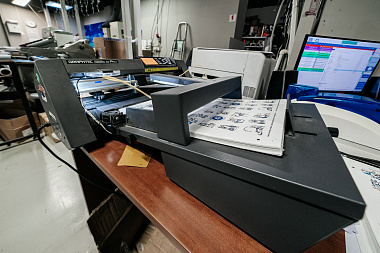 Фото 3 оборудования 'Режущий плоттер Graphtec CE7000-40 и автоподатчик F-Mark Feeder'