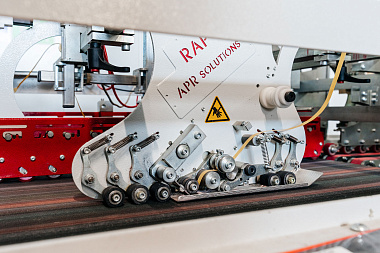 Фото 2 оборудования 'Автоматическая машина приклейки Скотча (Италия)'