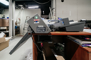 Фото 2 оборудования 'Режущий плоттер Graphtec CE7000-40 и автоподатчик F-Mark Feeder'