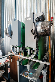 Фото 5 оборудования 'Двухголовочная полуавтоматическая машина Установки колечек Пикколо'