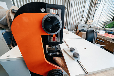 Фото 7 оборудования 'Перфоратор отверстий для календарей ЛБ-500'