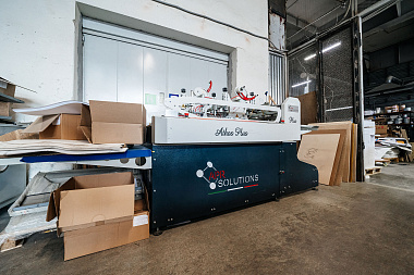 Фото 7 оборудования 'Автоматическая машина приклейки Скотча (Италия)'