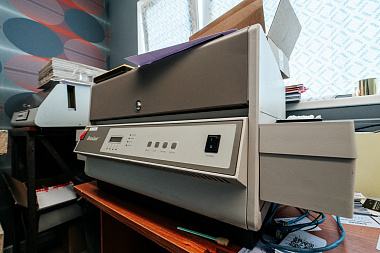 Фото 4 оборудования 'Эмбоссер Datacard 450'