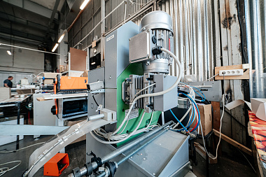 Фото 1 оборудования 'Автоматическая машина для установки металлических наконечников на шляпные резинки'