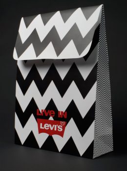 Бумажный пакет с логотипом "Levi's"