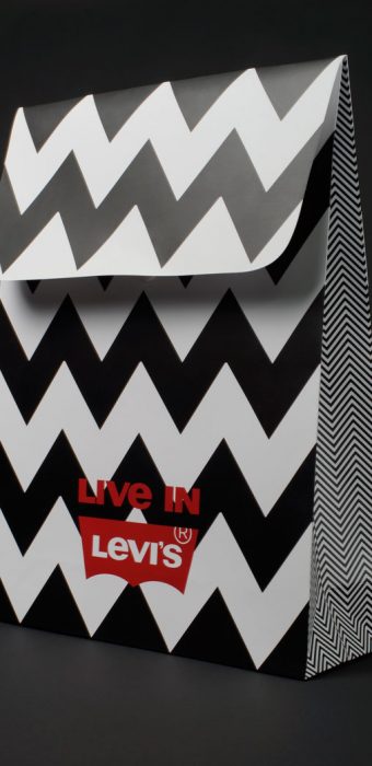 Бумажный пакет с логотипом "Levi's"