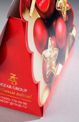 Новогодняя упаковка для конфет компании Sezar Group