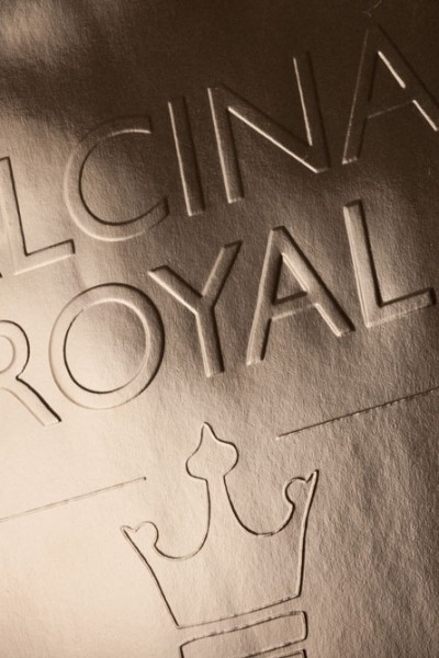 Бумажный пакет из металлизированной дизайнерской бумаги с конгревом для компании "Alcina Royal". Печать шелкографией.