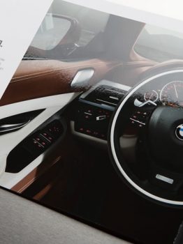 Образец выборочной УФ-лакировки на примере рекламной брошюры для BMW 6 серии