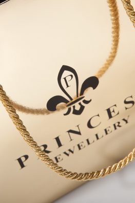 Бумажный пакет Princess Jewellery на металлизированной бумаге с золотыми веревочными ручками