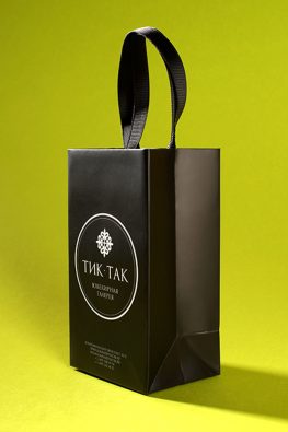 Бумажный пакет с ручками лентами для ювелирной галереи "Тик-так"